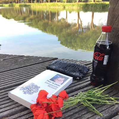 "Pour la peau" livre écrit par Emmanuelle Richard posé sur un ponton au bord de l'eau