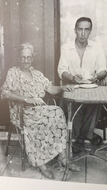 Romain Gary et sa mère à Nice en 1935 devant l'hôtel pension Mermonts