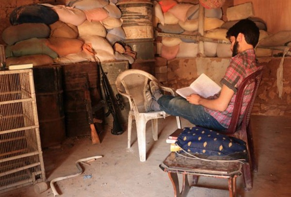 Omar et certains combattants emportent des livres sur la ligne de front