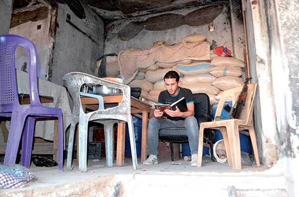 lecture sur le front de Daraya_ Ahmad - source ©livreshebdo