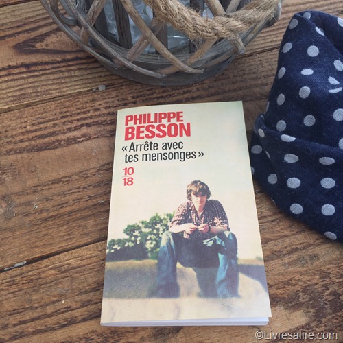 livre "Arrête avec tes mensonges" de Philippe Besson posé sur la table en bois
