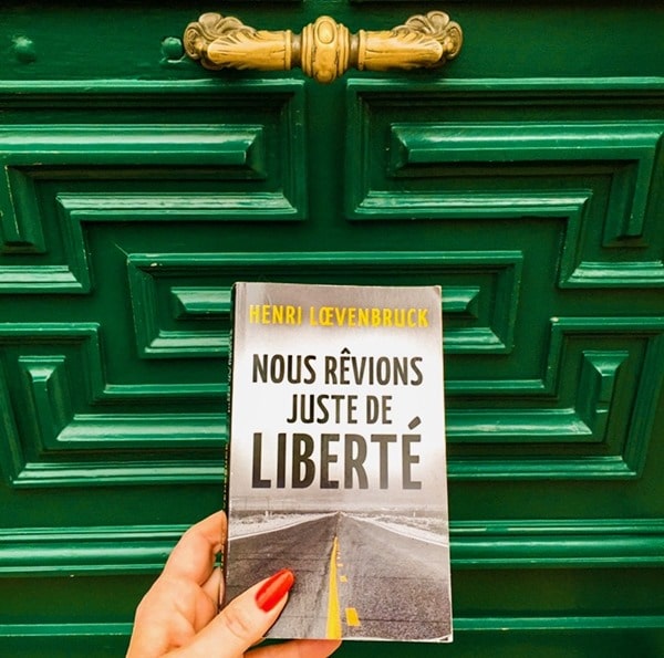 Nous rêvions juste de liberté - Henri Loevenbruck Le livre "Nous rêvions juste de liberté" de Henri Loevenbruck devant une superbe porte d'entrée en bois peinte en vert