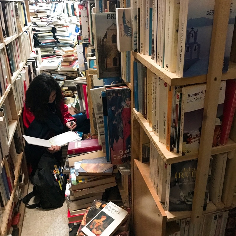 Visite de cet insolite bouquiniste à sète - des livres partout !