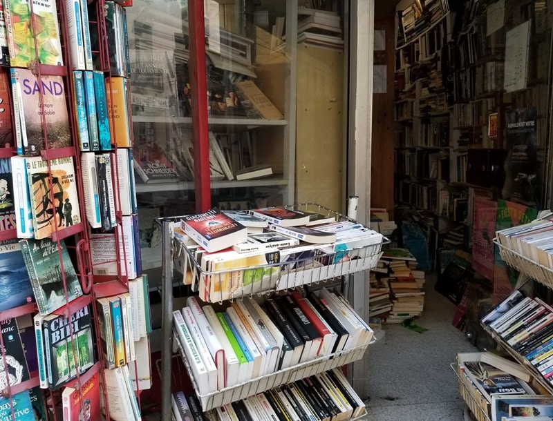Bouquiniste à sète, la visite à ne pas manquer : des livres sont aussi à l'extérieur