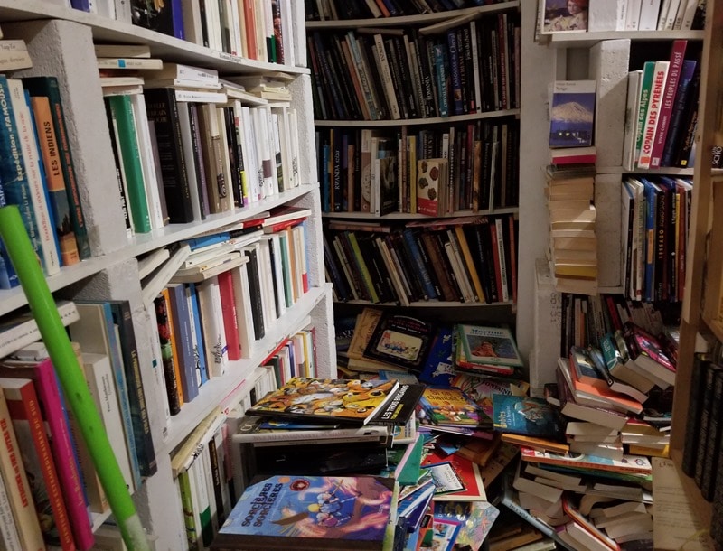 Chez ce bouquiniste se situant à Sète, certaines allées sont impraticables tant il y a de livres partout.