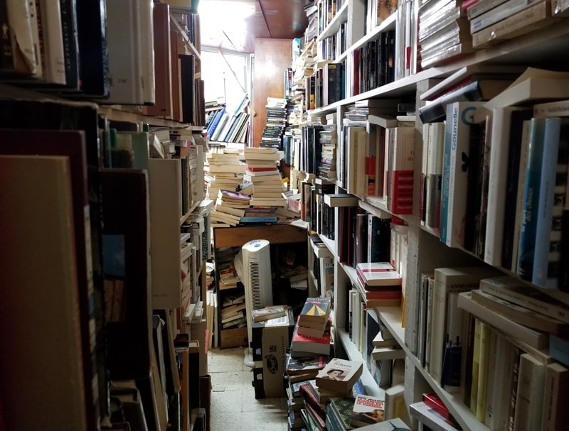 Chez ce bouquiniste de Sète, les livres sont posés à même le sol