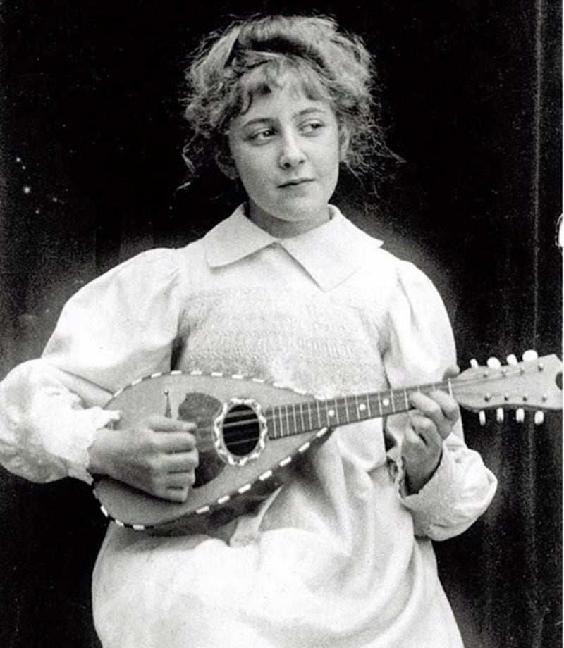 Ces choses à savoir sur Agatha Christie Ces choses à savoir sur Agatha Christie - Agatha Christie jeune jouant de la musique