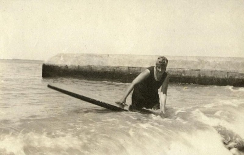 Agatha Christie faisant du surf