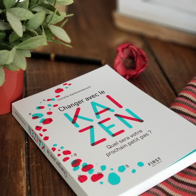 Changer avec le Kaizen Livre "Changer avec le Kaizen" posé sur une table
