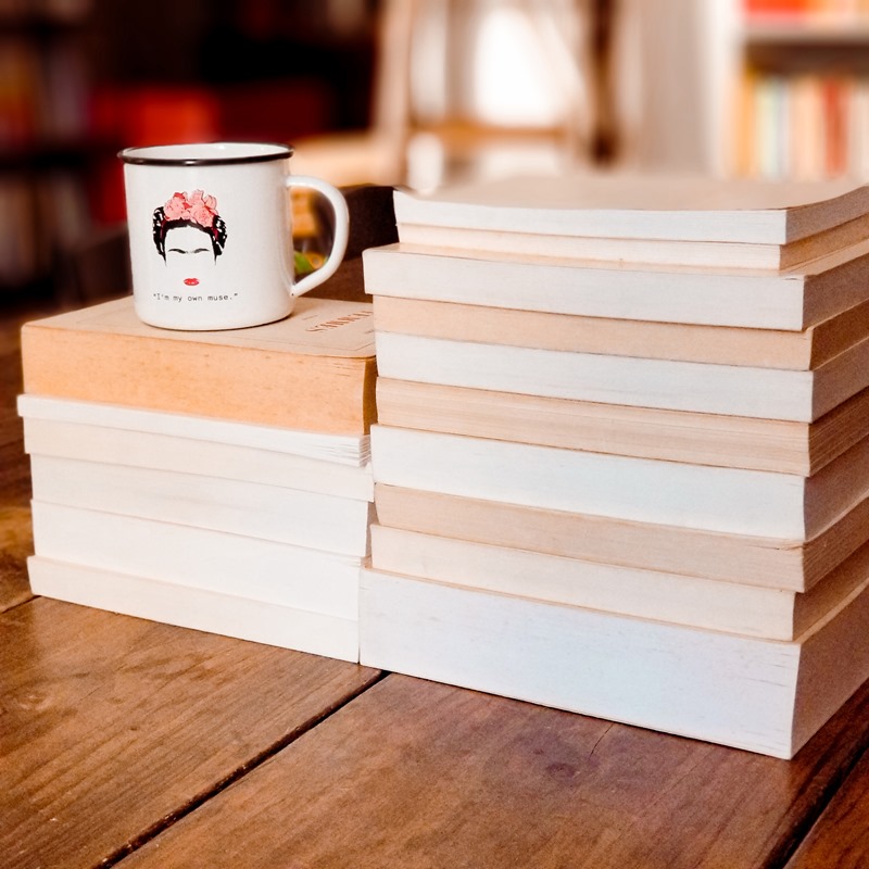 Comment lire plus de livres Pile de livres lus pour expliquer comment lire beaucoup plus