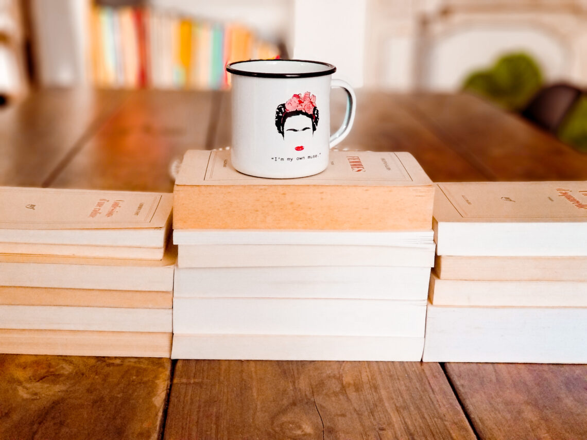 3 petites piles de livres pour expliquer comment lire beaucoup plus avec mes conseils de blogueuse littéraire