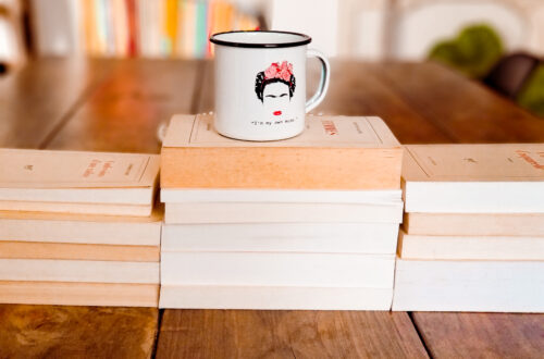 3 petites piles de livres pour expliquer comment lire beaucoup plus avec mes conseils de blogueuse littéraire
