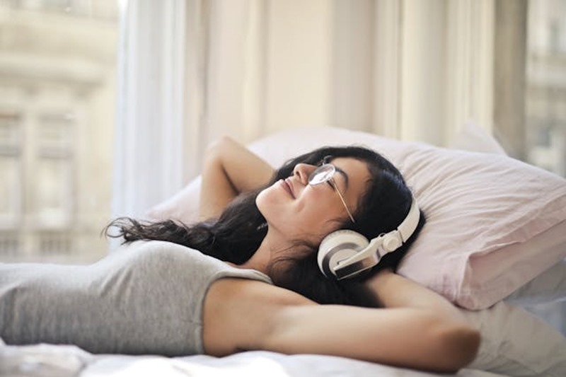 Personne se relaxant avec un livre audio
