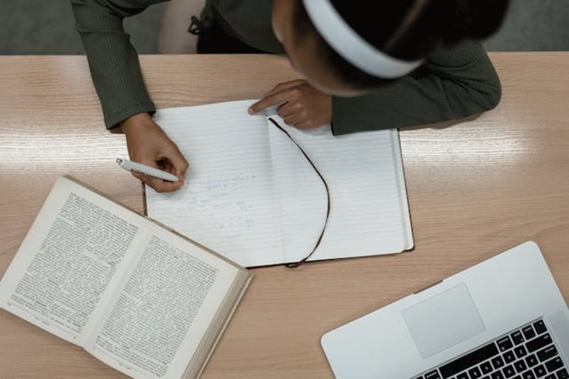 personne écoutant un livre audio de développement personnel