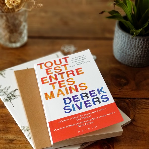 Derek Sivers Couverture du livre « Tout est entre tes mains » de Derek Sivers posée sur une table, ouvrage de développement personnel sur la liberté et les choix de vie.