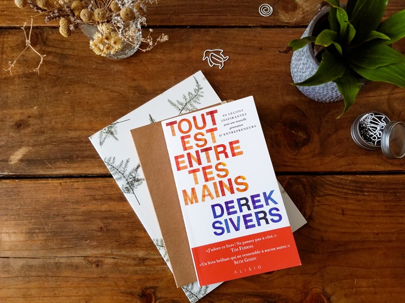 Tout est entre tes mains de Derek Sivers, un ouvrage de développement personnel qui invite à prendre du recul et à simplifier sa vie. Livre « Tout est entre tes mains » de Derek Sivers photographié sur une table dans une perspective plus large, symbole de réflexion et de simplicité de vie.