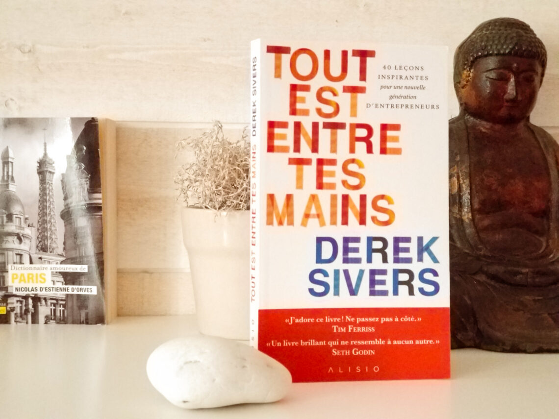 Couverture du livre « Tout est entre tes mains » de Derek Sivers, guide de développement personnel sur la liberté, la simplicité et les choix de vie.Sivers