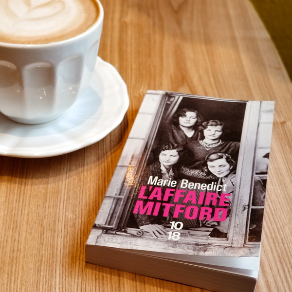 Marie Benedict - L'affaire Mitford Couverture de "L'affaire Mitford" de Marie Benedict sur une table avec un café