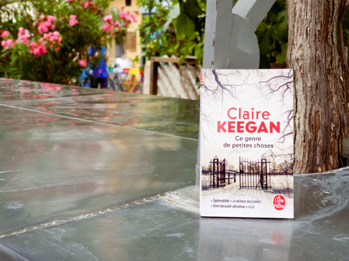 Livre "Ce genre de petites choses" de Claire Keegan posé sur une table pour illustrer la chronique de ce titre