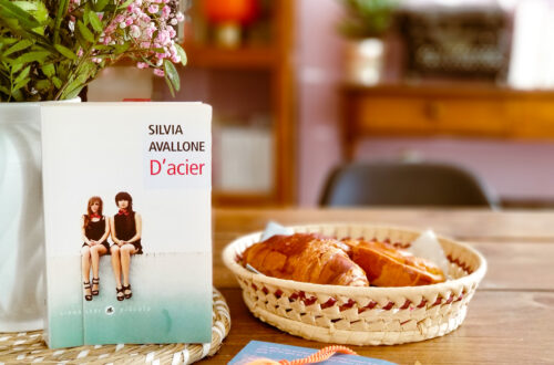 Livre de Silvia Avallone posé sur une table avec des croissants et des fleurs