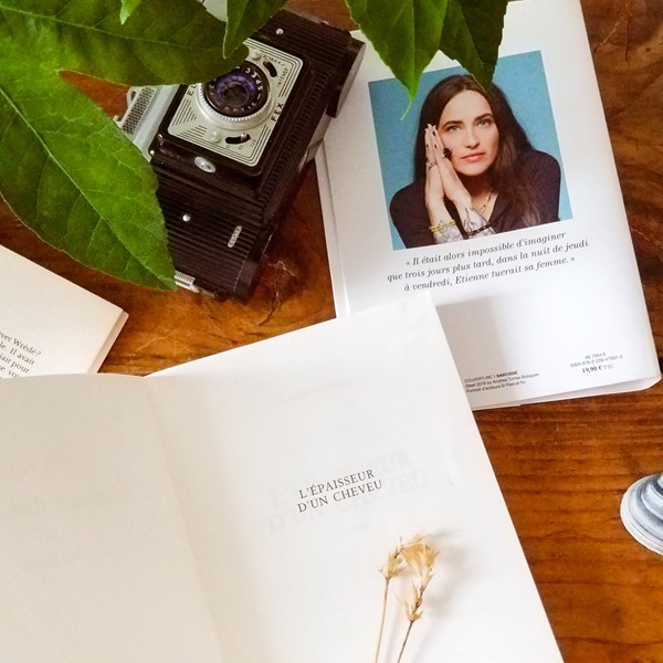 L'épaisseur d'un cheveu par Claire berest L'épaisseur d'un cheveu par Claire berest - livre posé sur une table avec la photo de Claire Berest et un appareil photo vintage