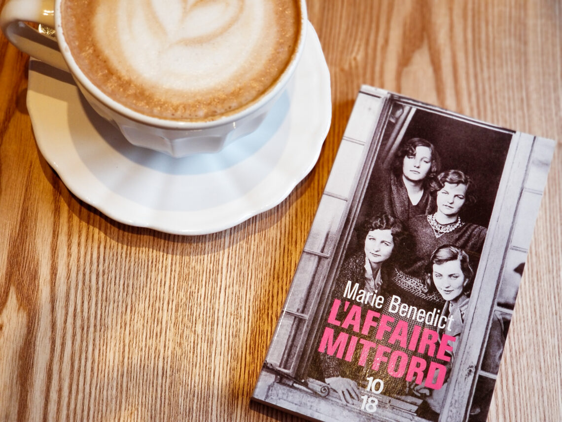 Le livre "L'affaire Mitford" de Marie Benedict posé sur une table en bois avec un café