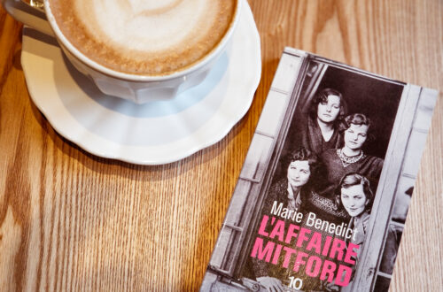 Le livre "L'affaire Mitford" de Marie Benedict posé sur une table en bois avec un café
