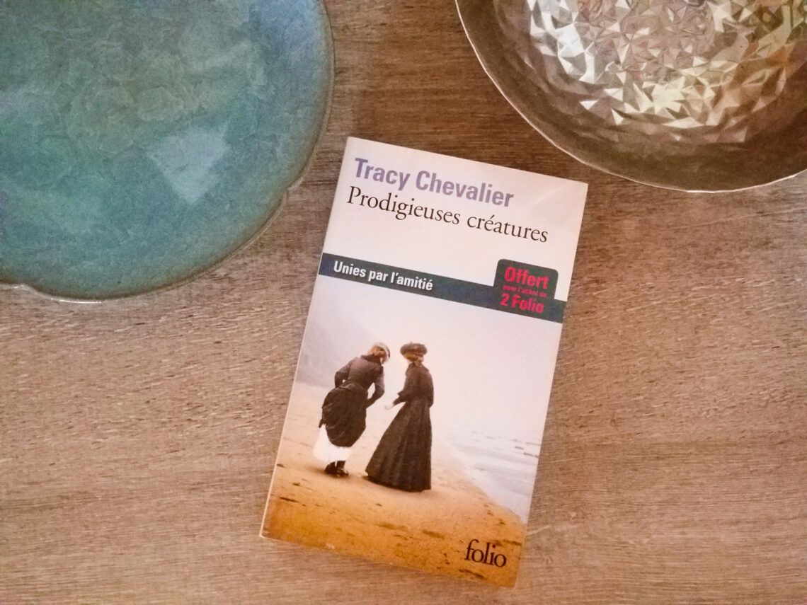 Livre de Tracy Chevalier : Prodigieuses créatures, présenté sur une table entre une coupelle argentée et une coupelle bleue