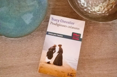 Livre de Tracy Chevalier : Prodigieuses créatures, présenté sur une table entre une coupelle argentée et une coupelle bleue