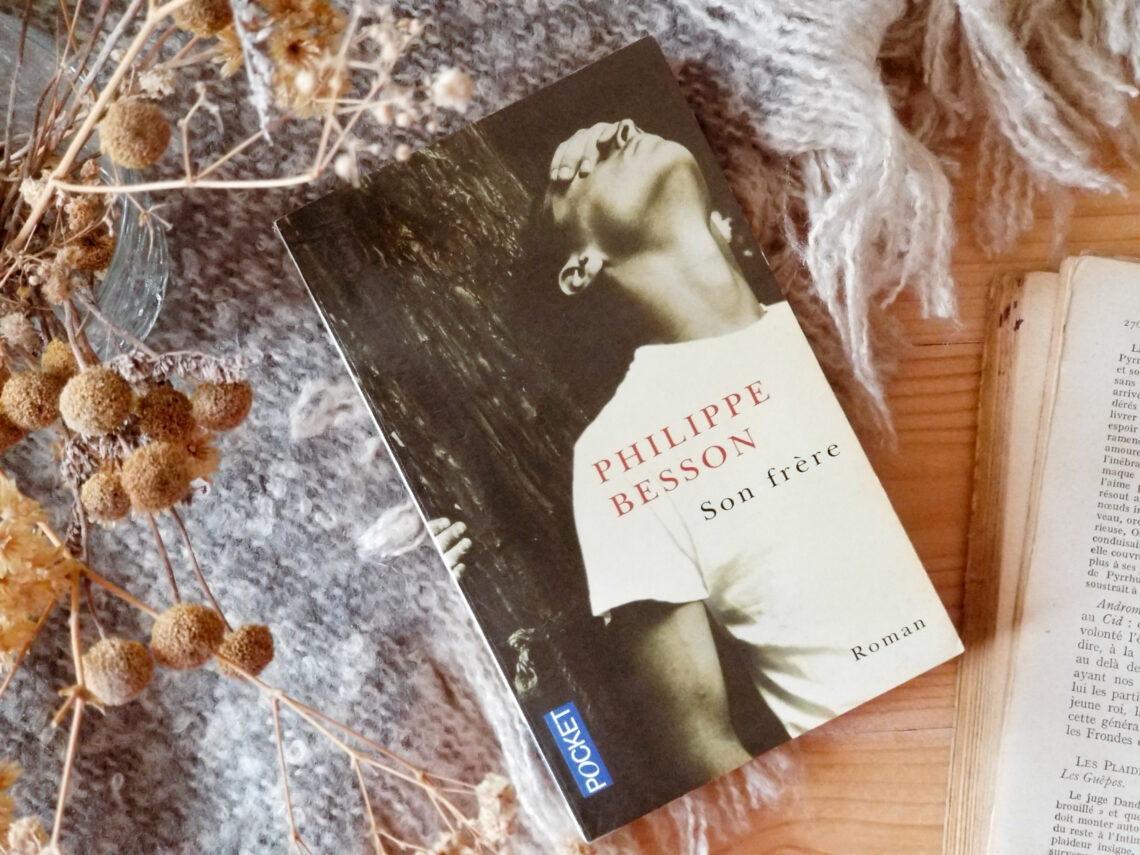 Livre "Son Frère" de Philippe Besson posé sur une table en bois avec plaid et plantes sèches