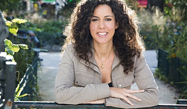 Silvia Avallone autrice "D'acier"- littérature italienne Photo de Silvia Avallone en extérieur, posant très souriante, les bras posés sur la clôture, avec un jardin en arrière plan