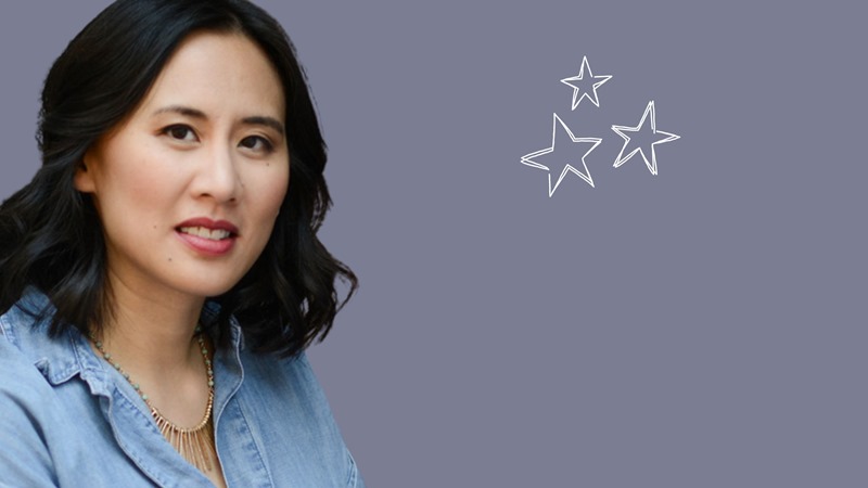 Celeste Ng littérature américaine Celeste Ng autrice américaine sur fond bleu avec des étoiles blanches
