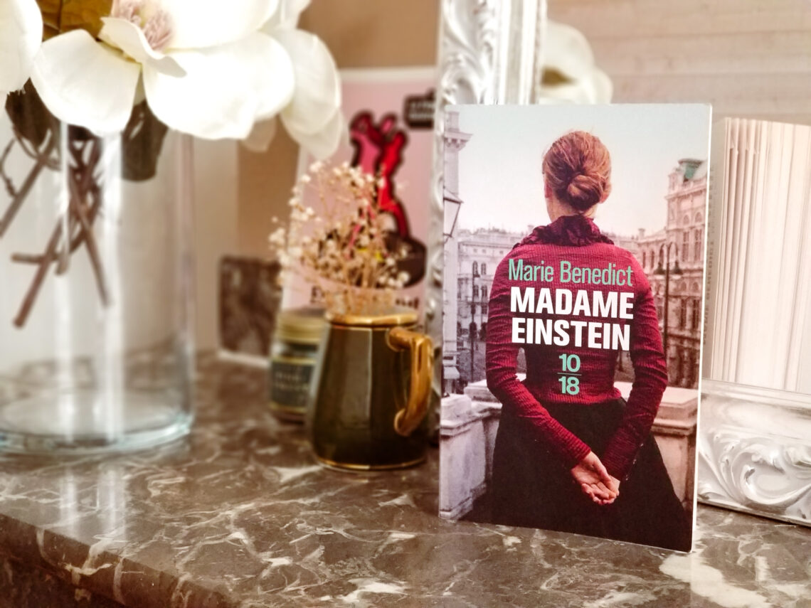 Livre "Madame Einstein" de Marie Benedict posé sur le marbre de la cheminée