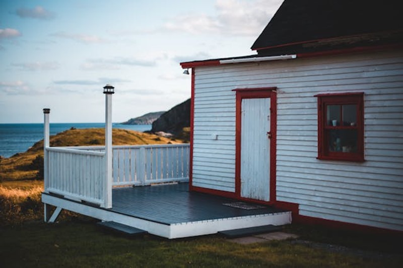 Maison sur la plage Maison de bois blanc sur une colline surplombant la mer