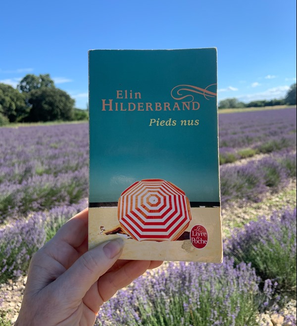 Pieds nus -Elin Hilderbrand Le livre pieds nus de Elin Hilderbrand avec en fond un champ de lavande fleuri et le ciel bleu du sud