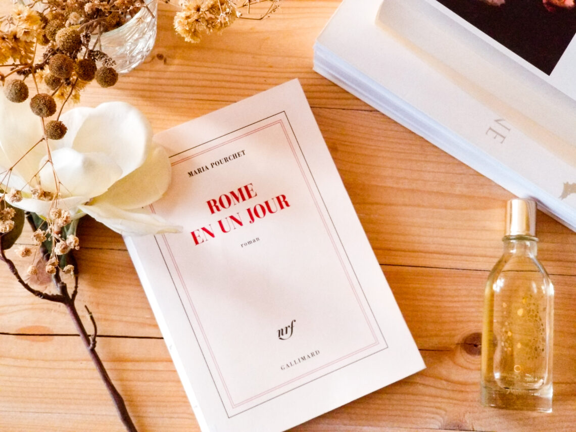 Le livre "Rome en un jour" de Maria Pourchet, posé sur une table à coté d'autres livres