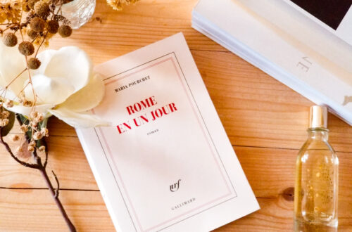 Le livre "Rome en un jour" de Maria Pourchet, posé sur une table à coté d'autres livres