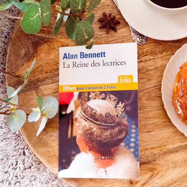 la reine des lectrice -Alan Bennett livre "la reine des lectrice" de Alan Bennett posé sur un plateau en bois pour le goûter