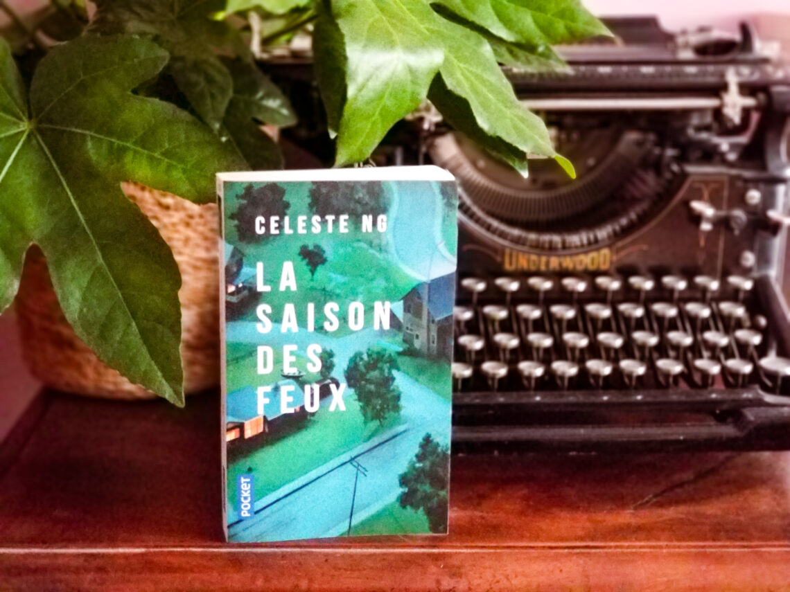 Présentation dui livre "La saison des feux" de Celeste Ng devant une machine à écrire noire et vintage