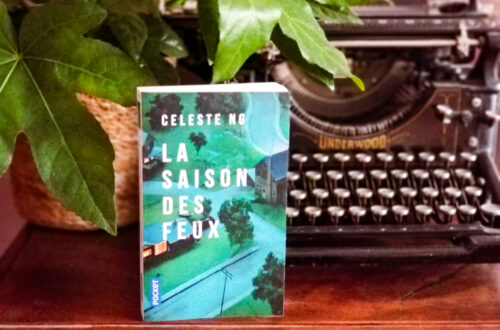 Présentation dui livre "La saison des feux" de Celeste Ng devant une machine à écrire noire et vintage