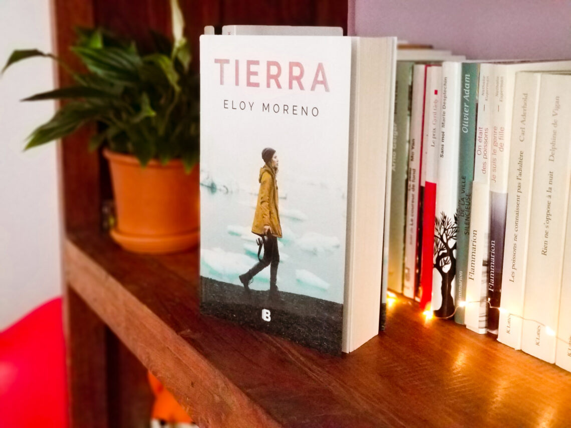 Roma de Eloy Moreno, Tierra, en espagnol, posé sur un rayon de la bibliothèque