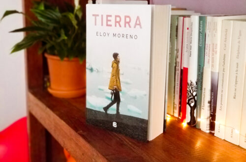Roma de Eloy Moreno, Tierra, en espagnol, posé sur un rayon de la bibliothèque