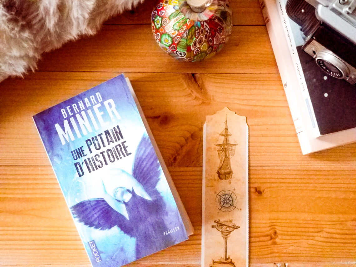 Livre thriller de Bernard Minier "Une putain d'histoire" posé ouvert sur une table