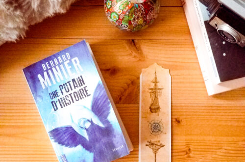 Livre thriller de Bernard Minier "Une putain d'histoire" posé ouvert sur une table