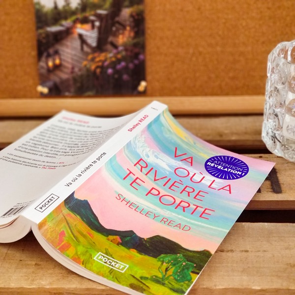 Va où la rivière te porte - Shelley Read Livre "Va où la rivière te porte" de Shelley Read, ouvert en cours de lecture.