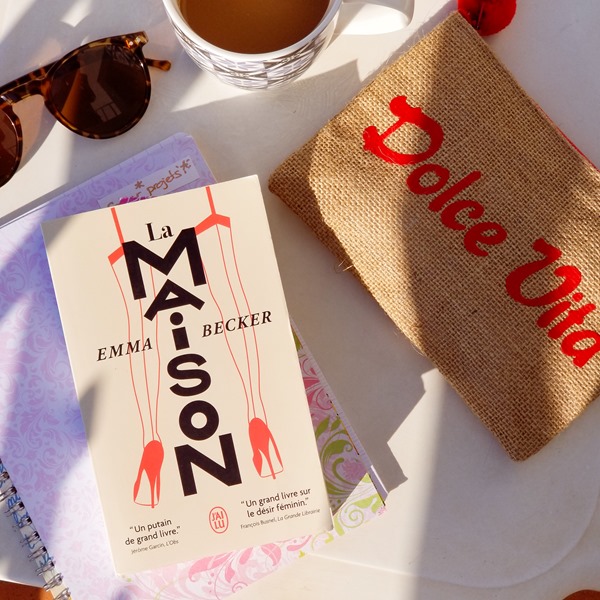 "La maison" de Emma Becker est le livre que j'ai emporté dans ma valise de vacances et je l'ai dévoré.